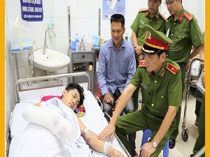 Thăm hỏi chiến sĩ Cảnh sát PCCC bị thương