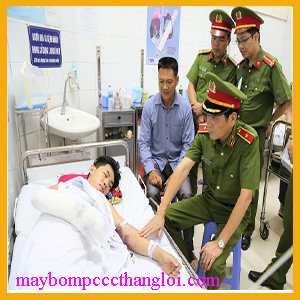 Thăm hỏi chiến sĩ Cảnh sát PCCC bị thương